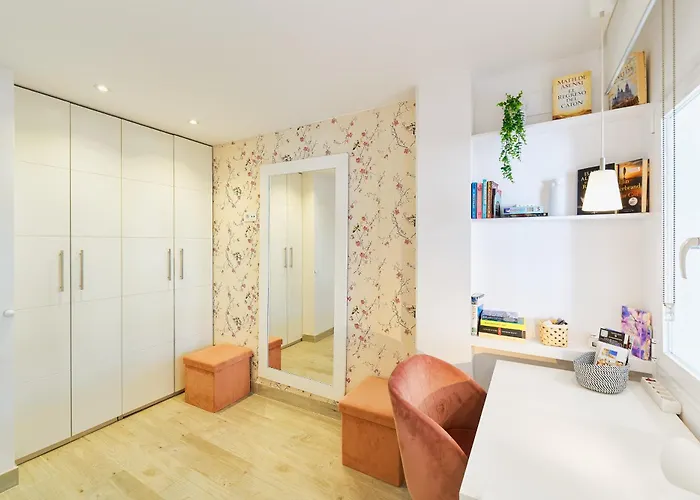 Hola Cozy Penthouse Old Town & Appartamento *